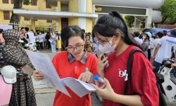 Thí sinh thi tuyển lớp 10 THPT tại Thanh Hoá phấn khởi kết thúc ngày thi đầu tiên