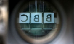 BBC đình chỉ người dẫn chương trình vì bê bối ảnh khiêu dâm