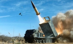 Vì sao Mỹ từ chối viện trợ tên lửa tầm xa ATACMS và bom GLSDB cho Ukraine?