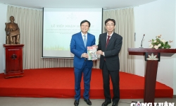 Bảo tàng Báo chí Việt Nam tiếp nhận hiện vật quý từ giáo sư Shunsuke Murakami - Nhật Bản