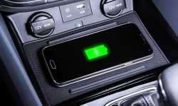 Sạc điện thoại trên ô tô: Nguy hiểm như thế nào?