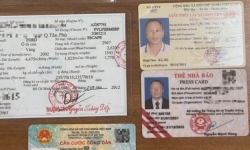 Truy tố tài xế sử dụng giấy phép lái xe và thẻ nhà báo giả