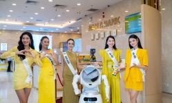 Thí sinh hoa hậu hoàn vũ Việt Nam 2023 trải nghiệm tiện ích vượt trội tại một ngân hàng