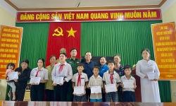 Hội Nhà báo TP. Hà Nội trao 10 suất học bổng cho học sinh có hoàn cảnh khó khăn tại Lý Sơn