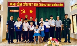 Hội Nhà báo Hà Nội trao quà cho học sinh có hoàn cảnh khó khăn tỉnh Quảng Ngãi