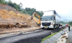 Khắc phục sạt lở trên cao tốc La Sơn - Túy Loan, bảo đảm an toàn giao thông