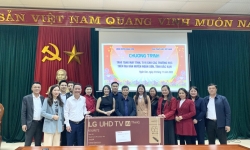 Báo Pháp luật Việt Nam trao quà cho các trường học huyện miền núi tỉnh Bắc Kạn