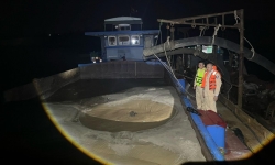 Công an mật phục xuyên đêm bắt quả tang tàu hút cát trái phép trên sông Hồng