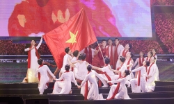 Duy Mạnh tái hiện khoảnh khắc cắm cờ Tổ quốc ở Thường Châu trong sự kiện của T&T