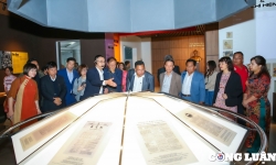 Đoàn đại biểu các nhà báo khu vực ASEAN tham quan Bảo tàng Báo chí Việt Nam