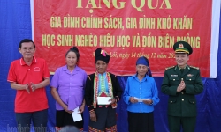 Đoàn cán bộ nhà báo tiêu biểu TP Hồ Chí Minh trao quà hỗ trợ nhân dân huyện Điện Biên