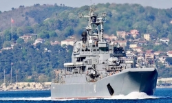 Ukraine tấn công cảng Crimea, bắn tên lửa vào tàu chiến lớn của Nga