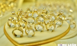 Nghịch lý thị trường vàng cuối năm: Vừa mua đã lỗ 6 triệu đồng/lượng
