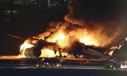Máy bay va chạm và bốc cháy trên đường băng ở Nhật Bản