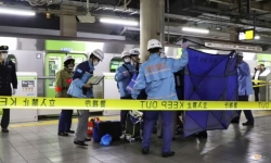 Ba người bị thương trong vụ đâm dao trên tàu Tokyo, một nữ nghi phạm bị bắt giữ