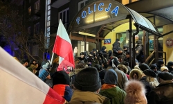Cảnh sát vào Phủ Tổng thống Ba Lan bắt hai cựu quan chức cấp cao