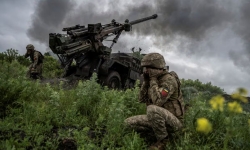 Pháp bán 6 khẩu pháo Caesar và viện trợ 50 tên lửa mỗi tháng cho Ukraine