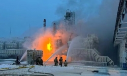 Hỏa hoạn tại bến cảng lớn của Nga ở Leningrad, nghi do UAV Ukraine tấn công