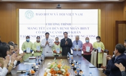 Tổng Giám đốc Nguyễn Thế Mạnh tặng quà bệnh nhân có hoàn cảnh khó khăn trên địa bàn TP.Hà Nội