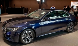 Mercedes-Benz E-Class thế hệ mới có mặt tại Singapore với giá hơn 7 tỷ đồng