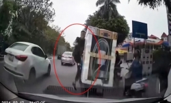Công an làm việc với tài xế ô tô 'tung cước' đạp ngã người đi xe máy ở Hà Nội