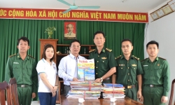 Hội Nhà báo tỉnh Tây Ninh trao tặng báo xuân đến cán bộ, chiến sĩ đồn Biên Phòng Kà Tum