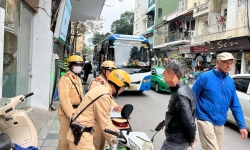 Hà Nội: Xử lý xe khách dừng đỗ gây cản trở giao thông trên phố cổ