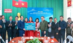 Câu lạc bộ Tổng Biên tập các cơ quan báo chí tại TP Hồ Chí Minh trao tặng máy tính cho trường học