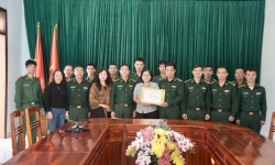 Hội Nhà báo tỉnh Kon Tum tặng ấn phẩm báo Xuân Giáp Thìn 2024 cho các đồn biên phòng