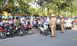 Cấm ô tô di chuyển qua cổng Trường Tiểu học Nguyễn Du (quận Hà Đông)