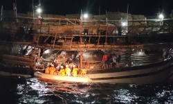 Cấp cứu ngư dân nguy kịch sau 28 giờ mất tích khi rơi xuống vùng biển Hoàng Sa