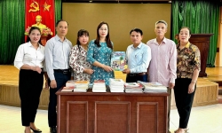 Hội Nhà báo tỉnh Vĩnh Phúc trao tặng ấn phẩm báo chí cho các Làng văn hóa kiểu mẫu