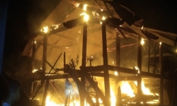 Hai căn nhà gỗ ở Nghệ An bốc cháy trong đêm