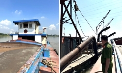 Hà Nội: Xử lý 1 tàu có biểu hiện khai thác cát trái phép trên sông Hồng