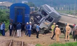 Tàu hỏa bị trượt bánh, đầu kéo biến dạng sau khi va chạm với xe tải ở Nghệ An