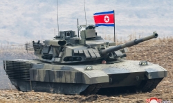 Ông Kim Jong Un 'lái' xe tăng mới trong cuộc tập trận của Triều Tiên
