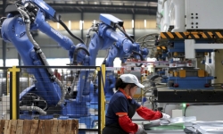 Công nhân Trung Quốc đang bị thay thế bởi robot tốc độ nhanh nhất thế giới