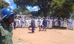 Bắt ‘nhà tiên tri’ bịp bợm, giải cứu 251 trẻ em