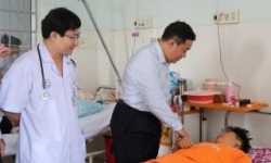 Khẩn trương điều trị cho bệnh nhân và tổ chức điều tra xác định nguyên nhân vụ ngộ độc thực phẩm tại quán cơm gà Trâm Anh, TP. Nha Trang, Khánh Hòa