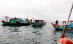 Tìm kiếm vợ chồng ngư dân mất tích khi đang đánh bắt trên biển Hà Tĩnh