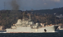 Ukraine nói tấn công hai tàu đổ bộ của Nga
