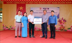 Đoàn Thanh niên Thông tấn xã Việt Nam trao tặng Tủ sách Đinh Hữu Dư tại tỉnh Tuyên Quang