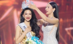 Hoa hậu Hoàn vũ Việt Nam Bùi Quỳnh Hoa bị buộc thôi học
