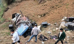 Lào Cai: Xe tải mất lái rơi xuống vực sâu 100 mét, 4 người bị thương