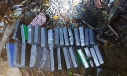 Phát hiện 50 túi nilon nghi ma túy, trôi dạt vào bờ biển ở Tiền Giang