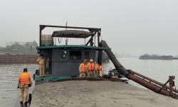 Hà Nội: Bắt giữ tàu hút cát trái phép trên sông Hồng