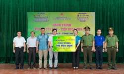 Vietnam Airlines đồng hành cùng Công an TP Hà Nội trao tặng Thư viện xanh cho học sinh vùng cao