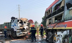 Xe khách tông vào xe đầu kéo, 1 tài xế tử vong ở Hà Tĩnh