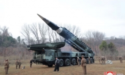Ông Kim Jong Un đến chỉ đạo vụ phóng tên lửa siêu thanh nhiên liệu rắn mới của Triều Tiên