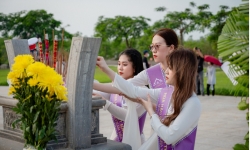 Thí sinh Hoa hậu Việt Nam Thời đại 2024 dâng hương tưởng niệm tại tượng đài mẹ Thứ